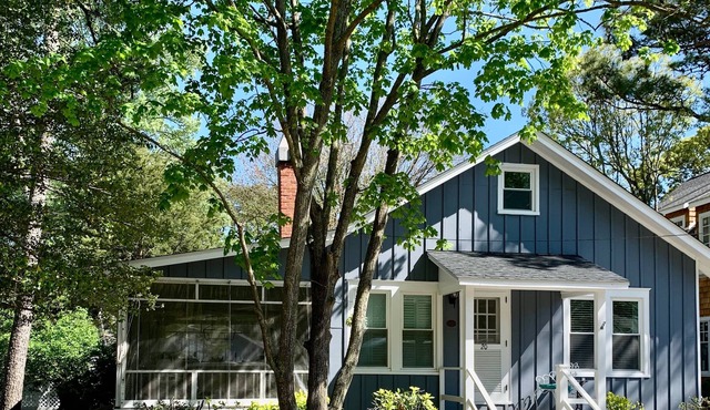 Pines Cottage~ Half Block to Beach ~ 5 Bedrooms ~ Sleeps 10 ~ Huge Porch & Patio