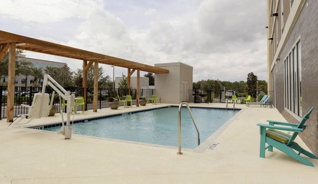 Polished 1BR King Suite w/Breakfast & Shuttle, 2.1mi Convention Center