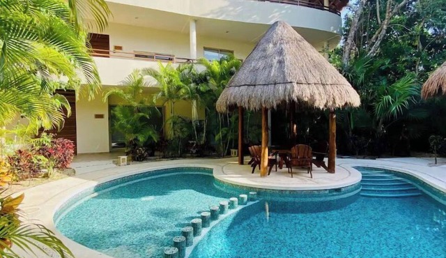 Poolside paradise condo + jacuzzi + parking + STRONG WiFi