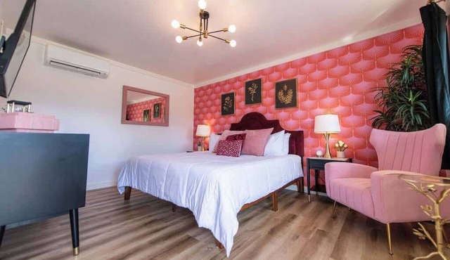 Pretty N Pink – Retro 1960s Motel Near Chattanooga