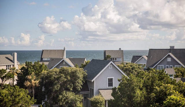 Primrose Cottage - views & breezes on Bald Head Island - 3 minute walk to beach!