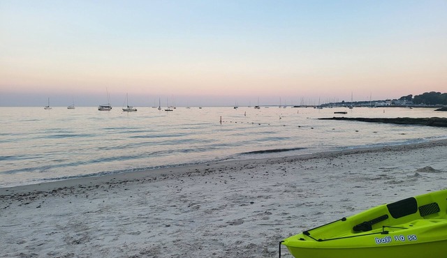 PRIVATE BEACH: A PALACE IN PARADISE @ NIANTIC W/6 QUEENS 1 TWIN BED