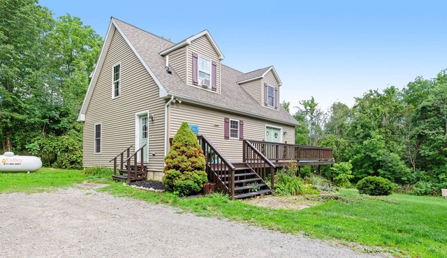 Private escape with hot tub, large deck, game room, scenic views & fast WiFi