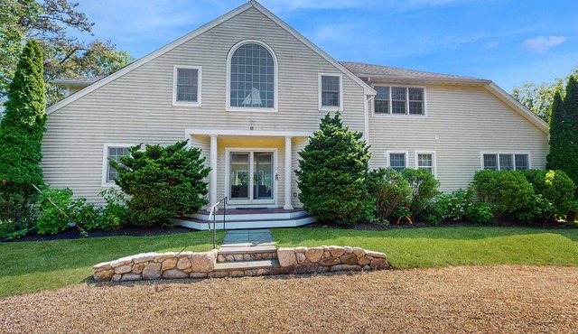 Private house with jetted tub, deck, grill, central AC and large yard