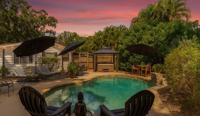 PRIVATE Peaceful Sarasota 2 Bed 2 Bath Oasis with Pool, Outdoor Kitchen, Hot Tub