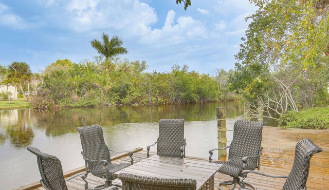 Private Pool & Dock: Riverfront 'Bridge Escape'
