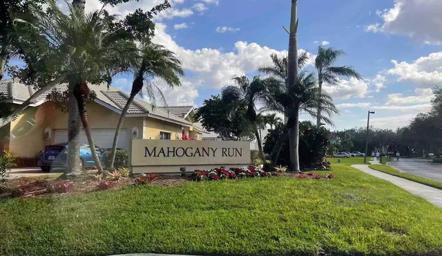 Private relaxing pool house with 4 bed/3 baths