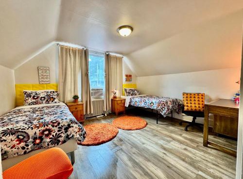 Private room with two twin beds air conditioning and shared bathrooms located near SeaTac Airport and Downtown Seattle