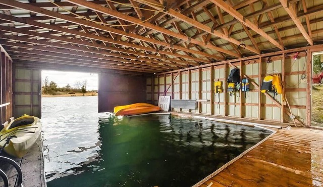 Private waterfront cottage - hot tub & kayaks!