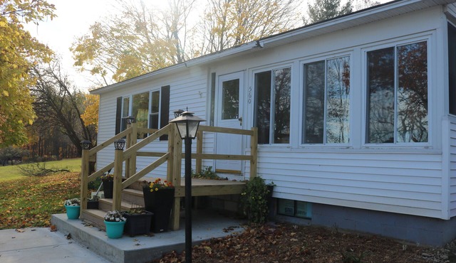 Quaint 3-bedroom Lakefront home with WiFi in North Hero