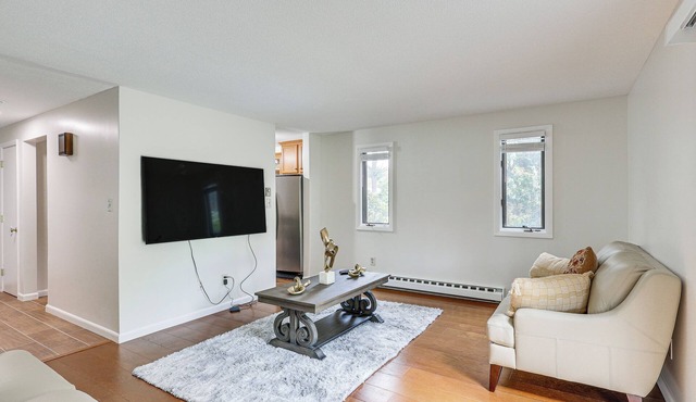 Quaint Bristol Townhome ~ 14 Mi to West Hartford!