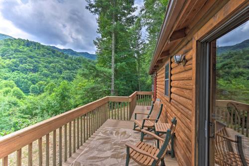 Quaint Log Cabin w/Views Near West Jefferson