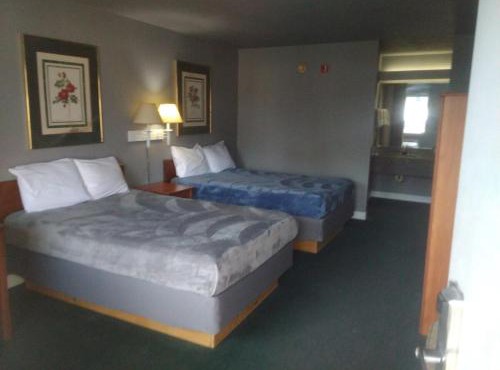 Queen Bed Hotel Studio 107