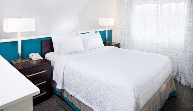 Queen Bed Suite with Sofa, Full Kitchen, Ideal for Denver Explorers
