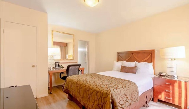 Queen Retreat | Minutes to Gateway Park & Trails | Pool & Fitness Center Onsite