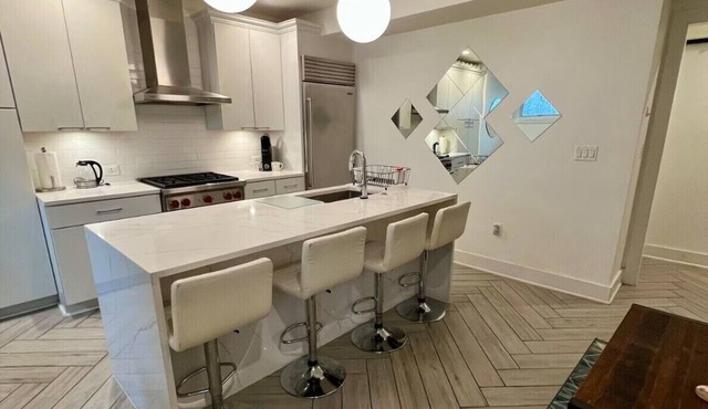 Quiet Luxury Logan Circle Condo Walk to 14th St