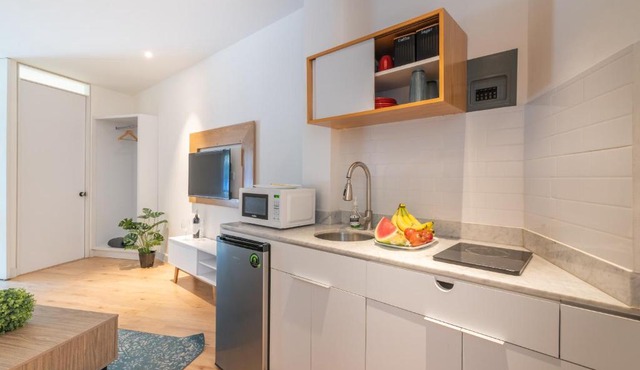 Quiet Stylish Studio, Smart TV, Six Flags 1k