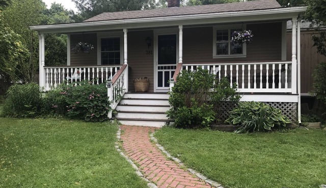 Quintessential Cottage near beaches and Newport center.