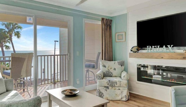 Relax 10ft from the Bay! Enjoy sunsets on balcony!