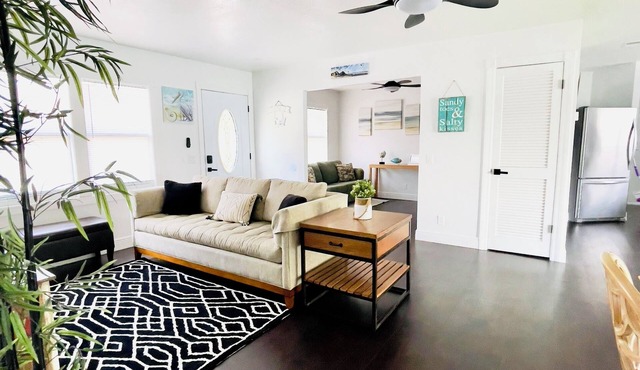 “Relax & Beach Vibes – Minutes to Siesta Key”