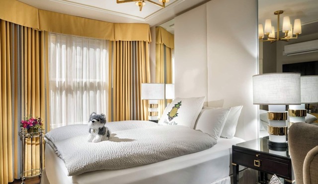 Relaxing Couple Stay w/Access to Union Square