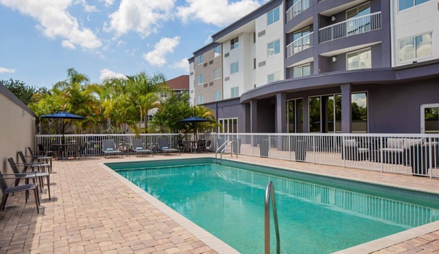 Relaxing Stay! Poolside Comfort Near Tampa’s Top Attractions