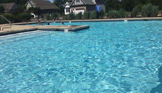 Remodeled 2025. Free Parking-2 m to Beach-Spacious-Free Pool-Game Room-King Bed