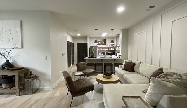 Remodeled 2BR 2BA Near Walt Disney Parks, Pool + Gym +WiFi +Parking