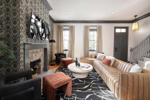 Renovated Townhome Near Forsyth Park Parking