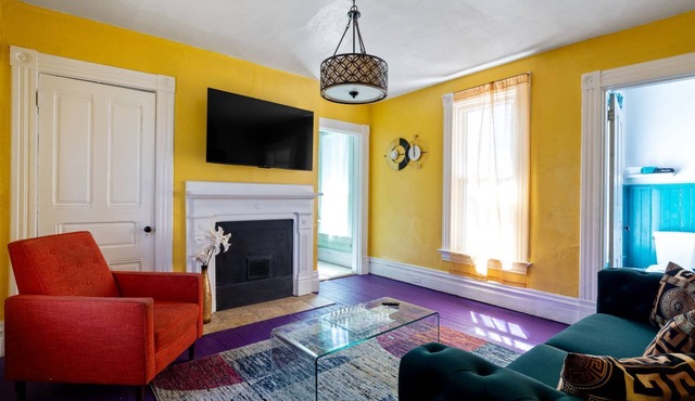 Retro 1BR Flat in the Heart of East Liberty | King Bed | Longer Stays Welcome