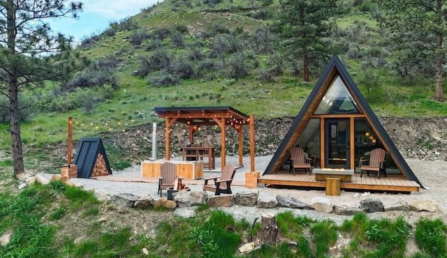 Romantic A-Frame Oasis w/Wood-Fired Hot Tub”