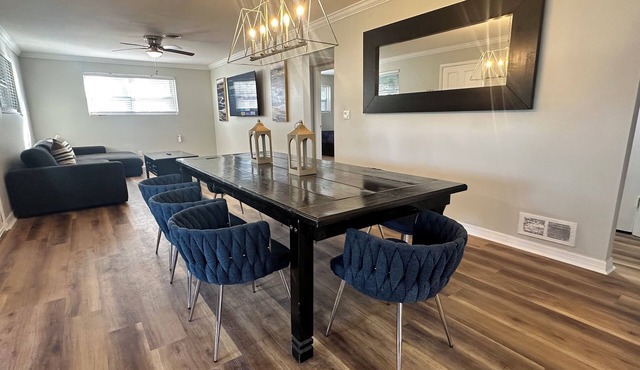 Royal Rodby:Sleeps8! 3Bd/2Bth/Yard/Tons of Parking
