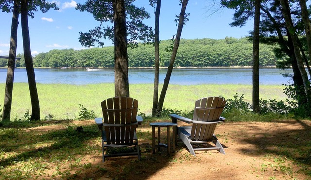 Rustic cabin with a water view. Kayaks provided, riverside nature trail.