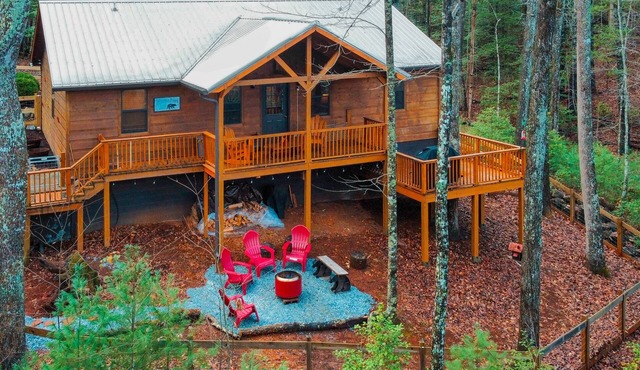 Rustic charmer w/mountain views, fireplace, grill, yard-Dogs Welcome