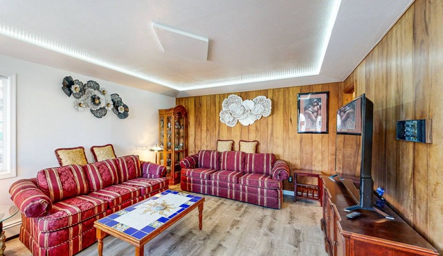 Rustic dog-friendly home close to skiing, mountains, and golf course