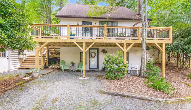 Rustic gem near skiing & town with fast WiFi, deck, patio, grill & private W/D
