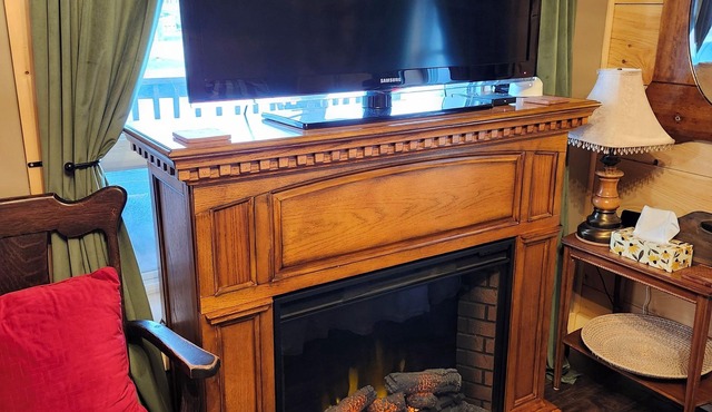 Rustic Studio Apartment in Cardinal, ON WiFi, AC, firetable & seasonal hot tub!