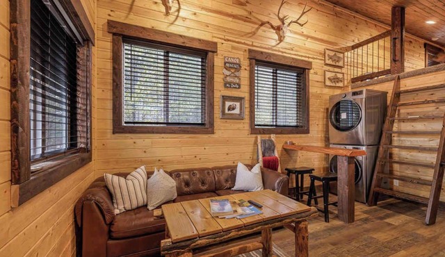 Rustic Tiny Cabin Near YNP | King Loft | The Grizz