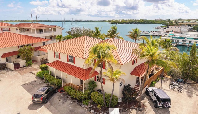 SALTWATER SOUL - 2 Bedroom/2.5 Bathroom Waterfront Townhome W/Shared Pool