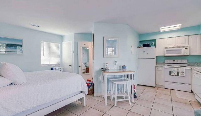 Sand Castle Serenity Studio - Sleeps 4 - Steps to the Beach - No Extra Fees