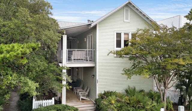 Seaside Gem Near Town Center - Beach & Pool Access