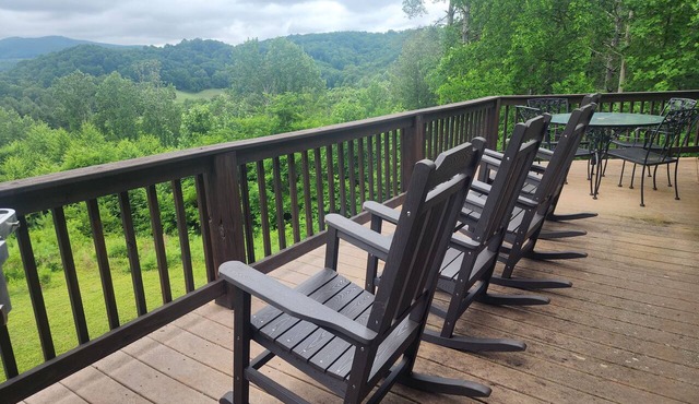 Secluded cabin in the mountain woods with amazing view & nearby natural wonders!