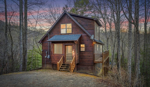 Secluded Cabin: Mountains, Hot Tub, Wi-fi, Firepit