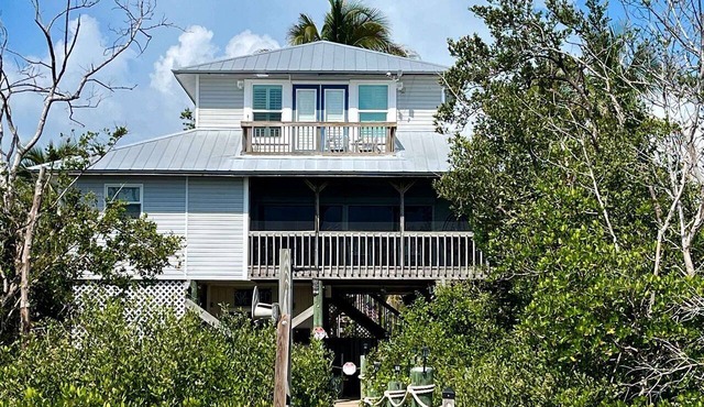 Serene Bayfront Cottage with Private Dock and Beach Access near Florida’s Coastal Paradise