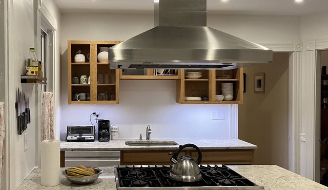 Serene Boston base close to everything w free private parking + Andrew Station!