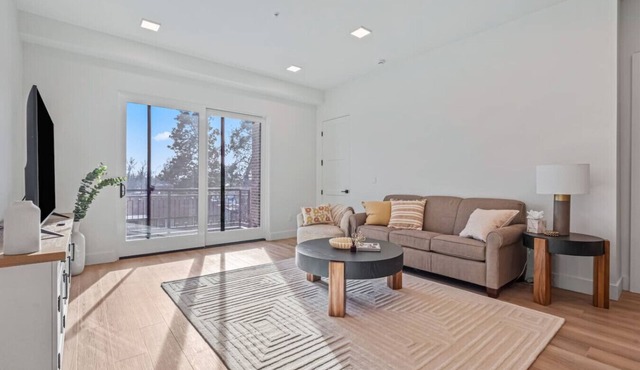 Serengeti Suite – Luxury Downtown Eagle Condo Sleeps 8 King Suite Secure Garage Parking Walk to Dining & Greenbelt