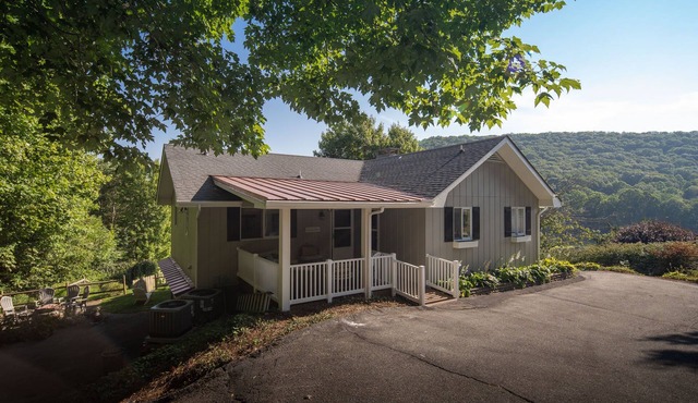 Serenitee Cottage at Mountain Glen Community- Newland, NC GOLF and Pickle Ball!