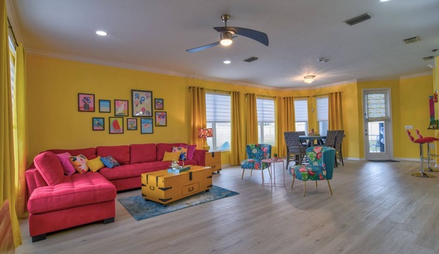 SHORT/LONG TERM RENTAL 3/2 HEATED POOL/UPDATED FLOORS 15 mins to Siesta Key.