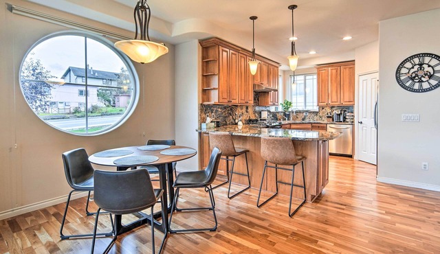 Sleek Escape w/Balcony < 1 Mi to 5th Avenue!