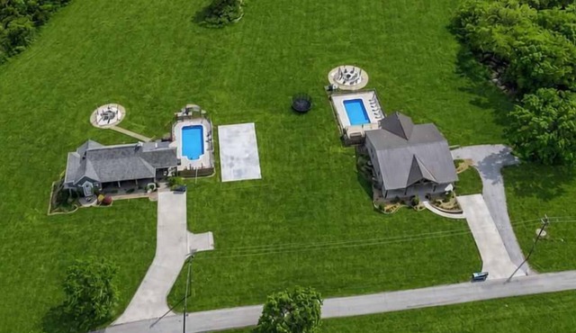 Sleeps 30 | 2 Pools | Pickleball Court | 2 Homes in Williamstown